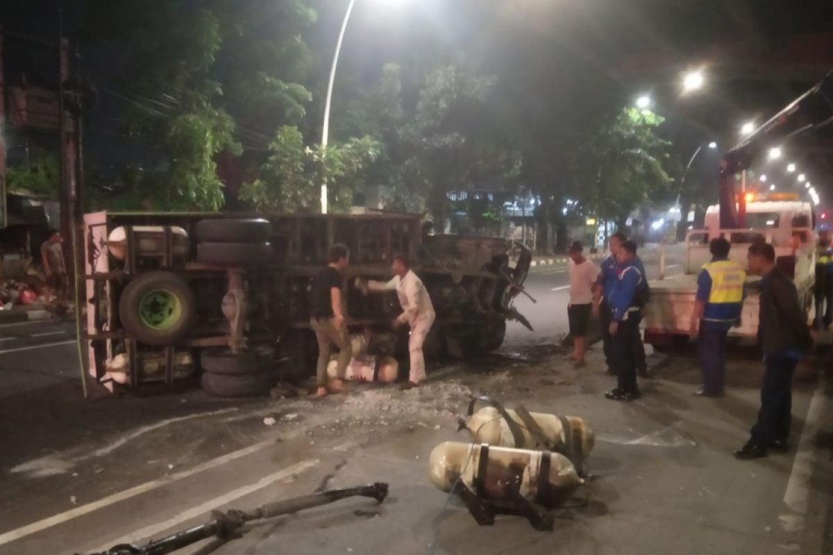 Truk bermuatan tabung gas terbalik di Jalan Bypass Jakarta Timur