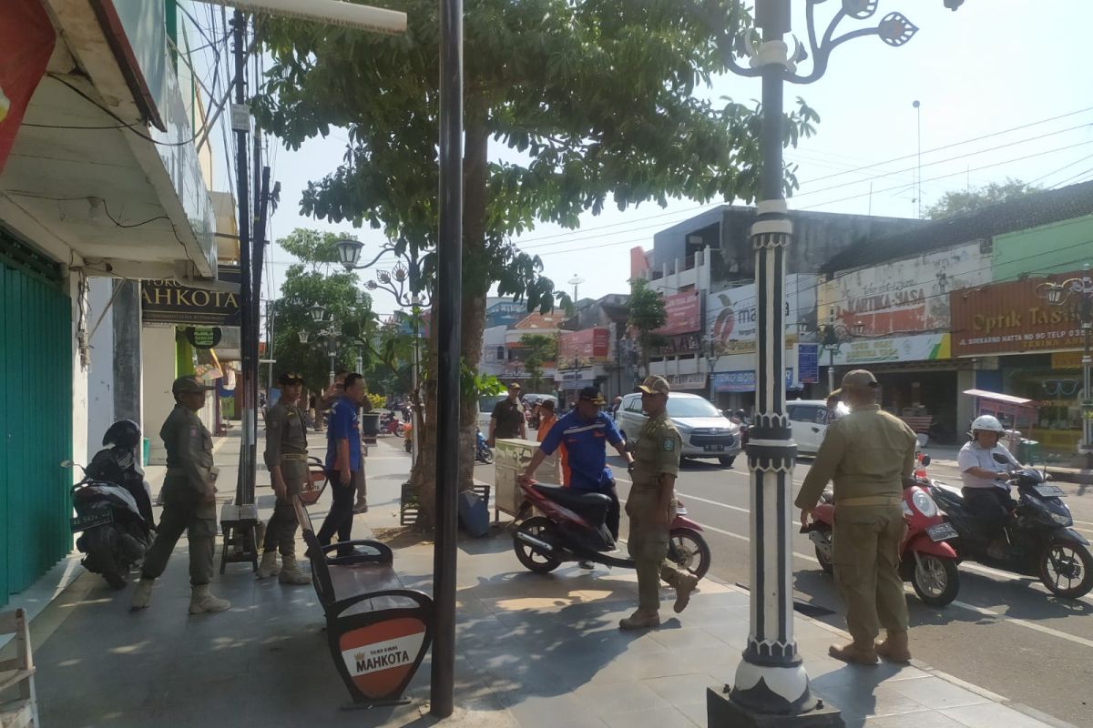 Dishub Ponorogo: Larangan bagi warga parkir kendaraan di trotoar