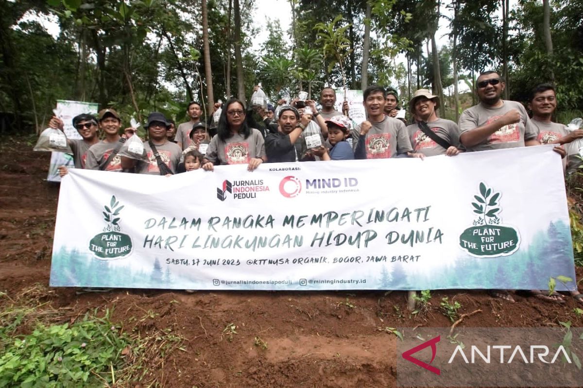 MIND ID menanam ratusan pohon di aliran Sungai Cisadane