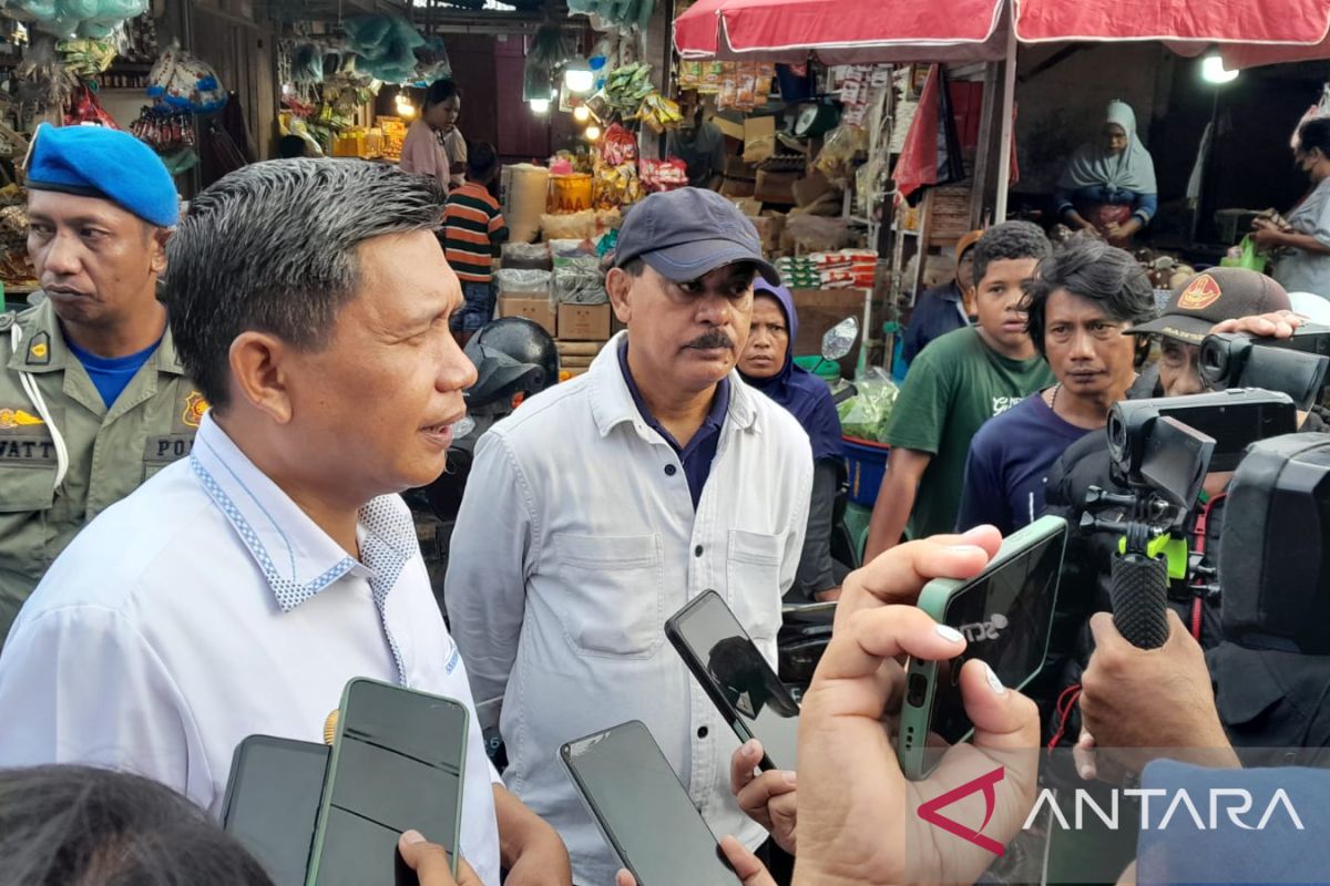 Pemkot Ambon pantau bahan pokok di pasar tradisional setiap hari