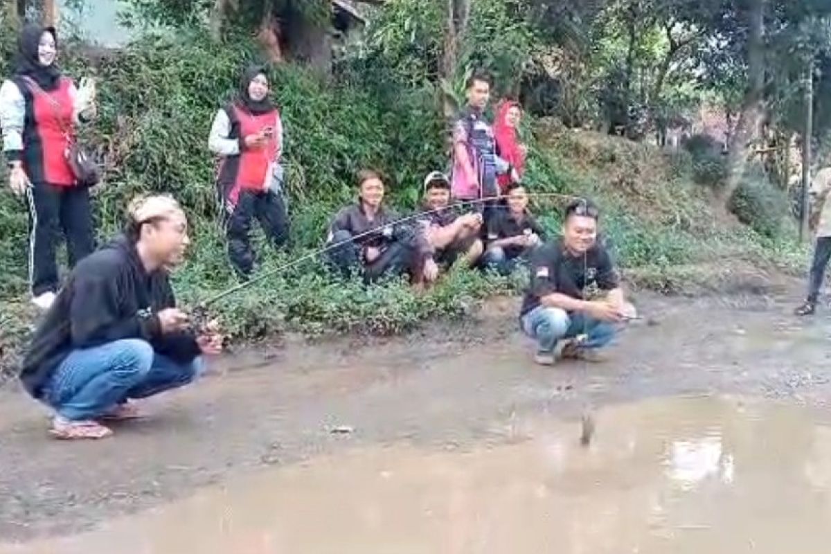 Pemkab Garut siapkan Rp15 miliar untuk jalan rusak yang diprotes warga