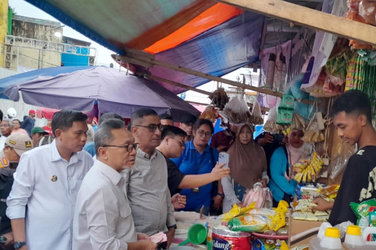 Menteri Perdagangan kunjungi pasar Mardika Ambon cek harga bahan pokok