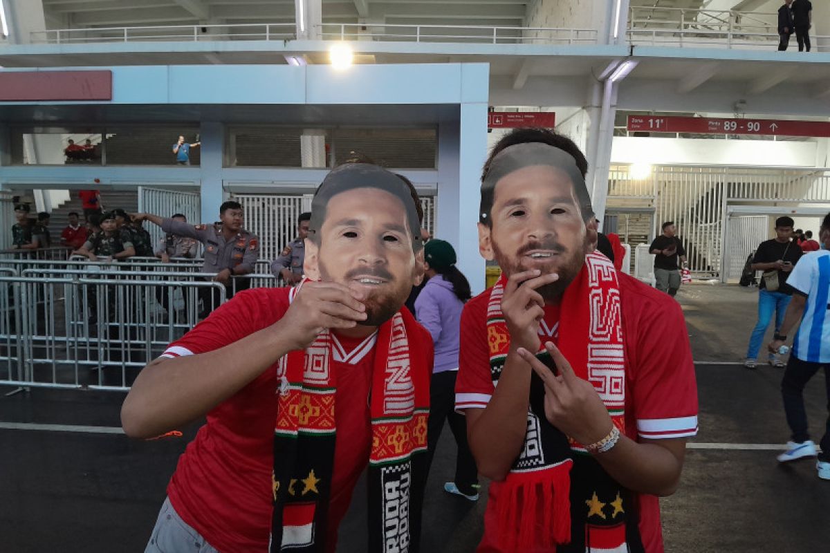 Ribuan suporter mulai merahkan stadion Gelora Bung Karno
