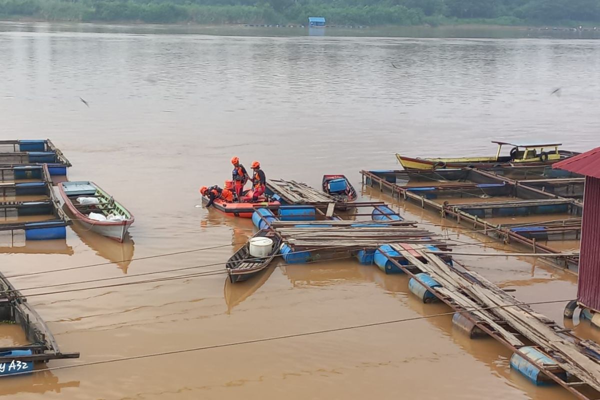 Basarnas cari pemilik keramba yang tersengat listrik dan tenggelam di Sungai Batanghari