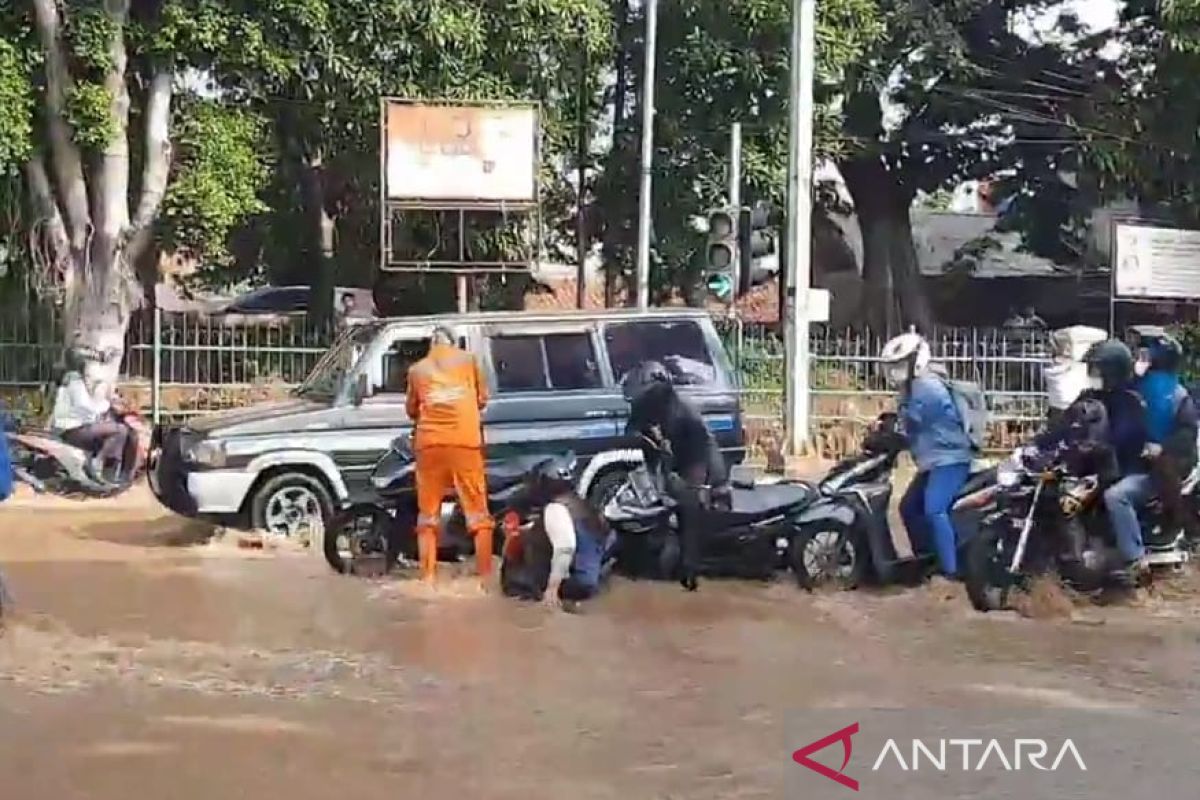 Kali Baru meluap, perempatan Hek terendam banjir