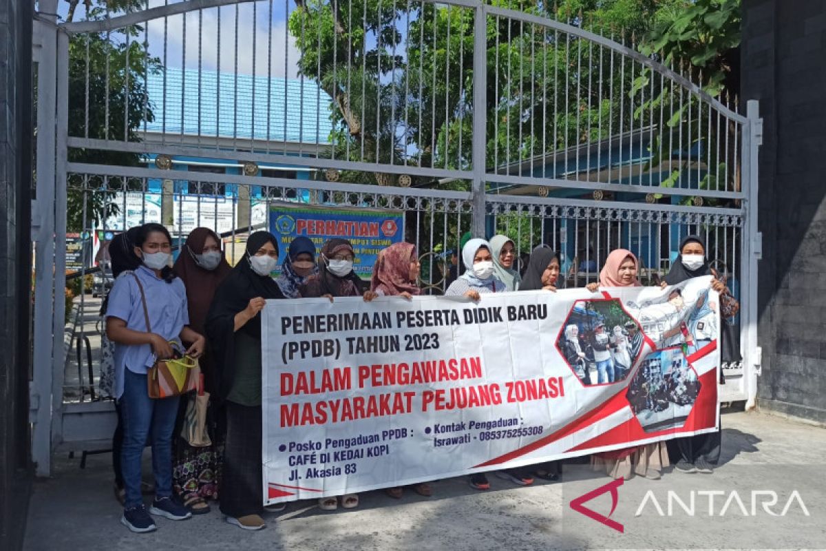 Curigai penyelewengan sistem zonasi, orangtua calon siswa geruduk sekolah di Pekanbaru