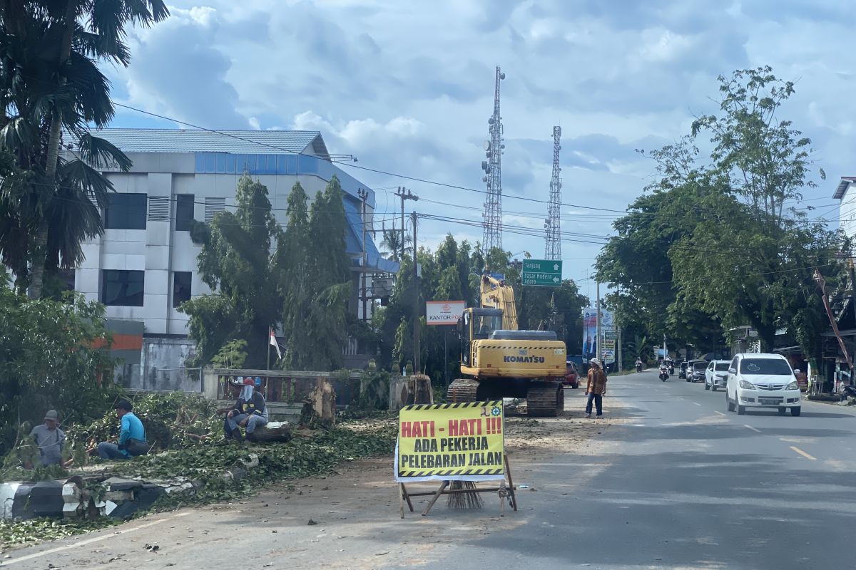 Pelebaran jalan di kawasan kota Balangan mulai dikerjakan