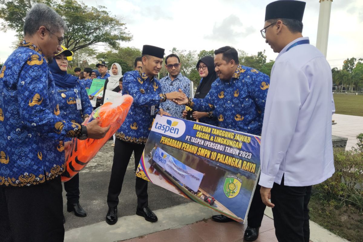 Taspen serahkan perahu buat bantu transportasi guru pinggiran