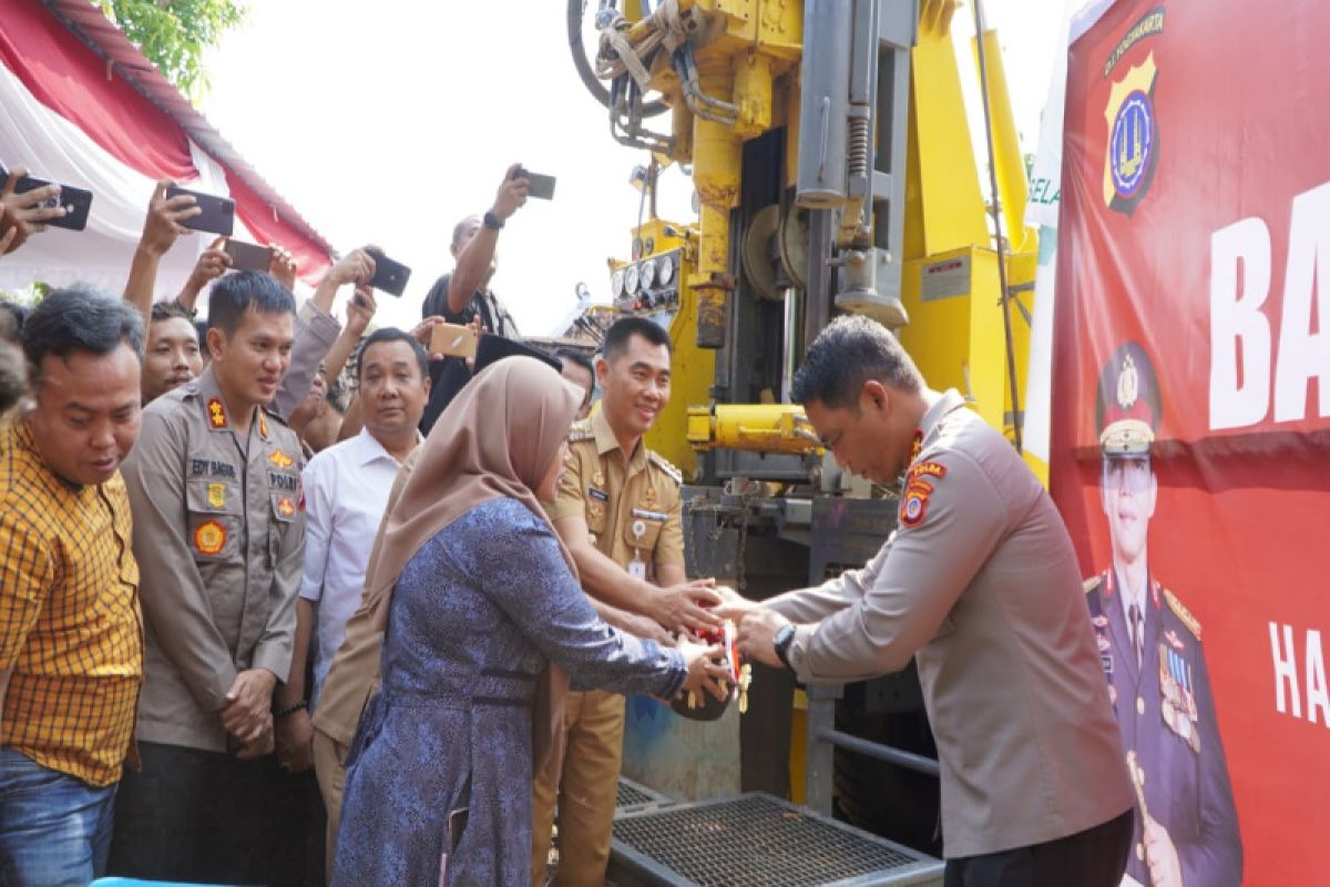 Kapolda DIY serahkan bantuan sumur bor di Padukan Serpeng Gunungkidul