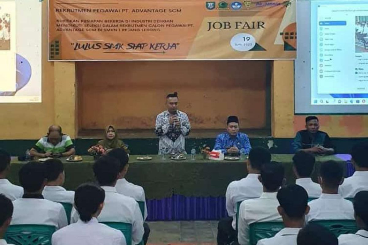 Ratusan lulusan SMK di Rejang Lebong ikuti bursa kerja