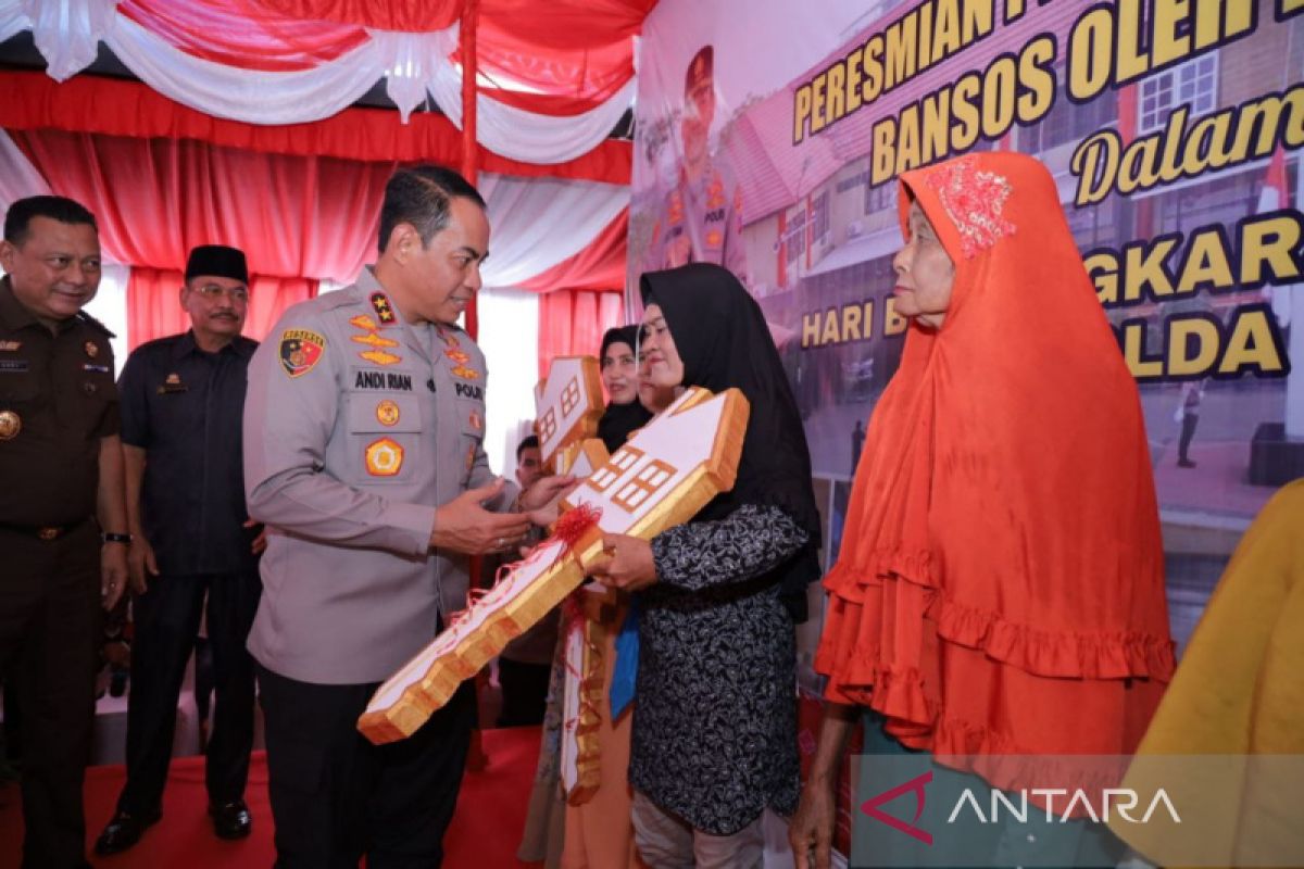 Polda Kalsel berikan 10 rumah layak huni bagi warga Banjarmasin