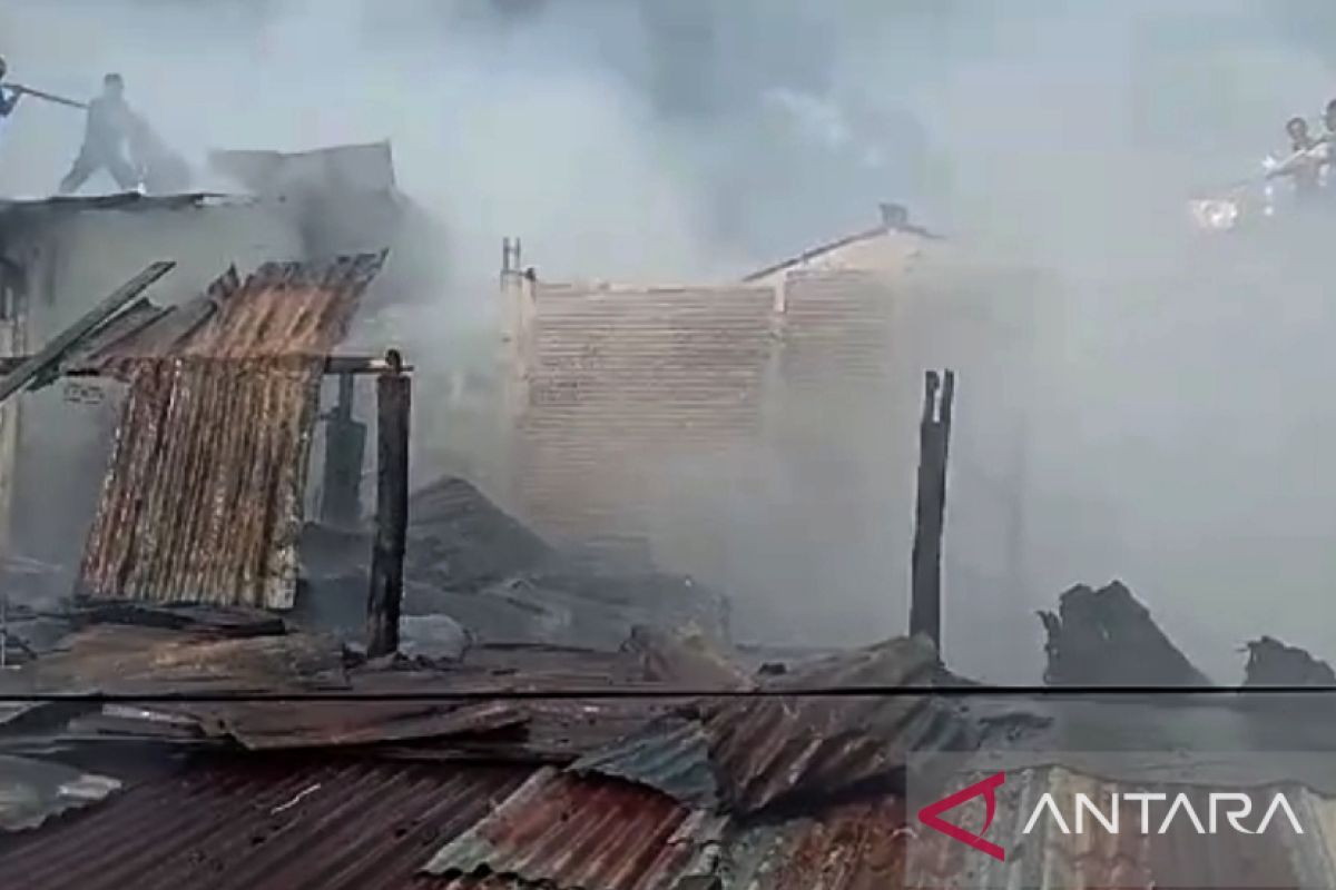 Empat rumah semi permanen di Makassar hangus terbakar