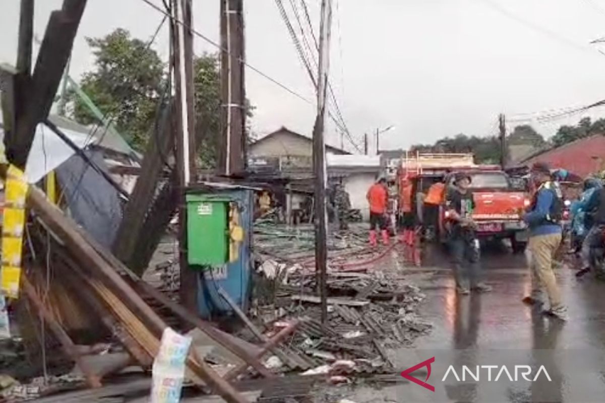 Deretan lapak PKL di Bojonggede hancur karena tertiup angin kencang