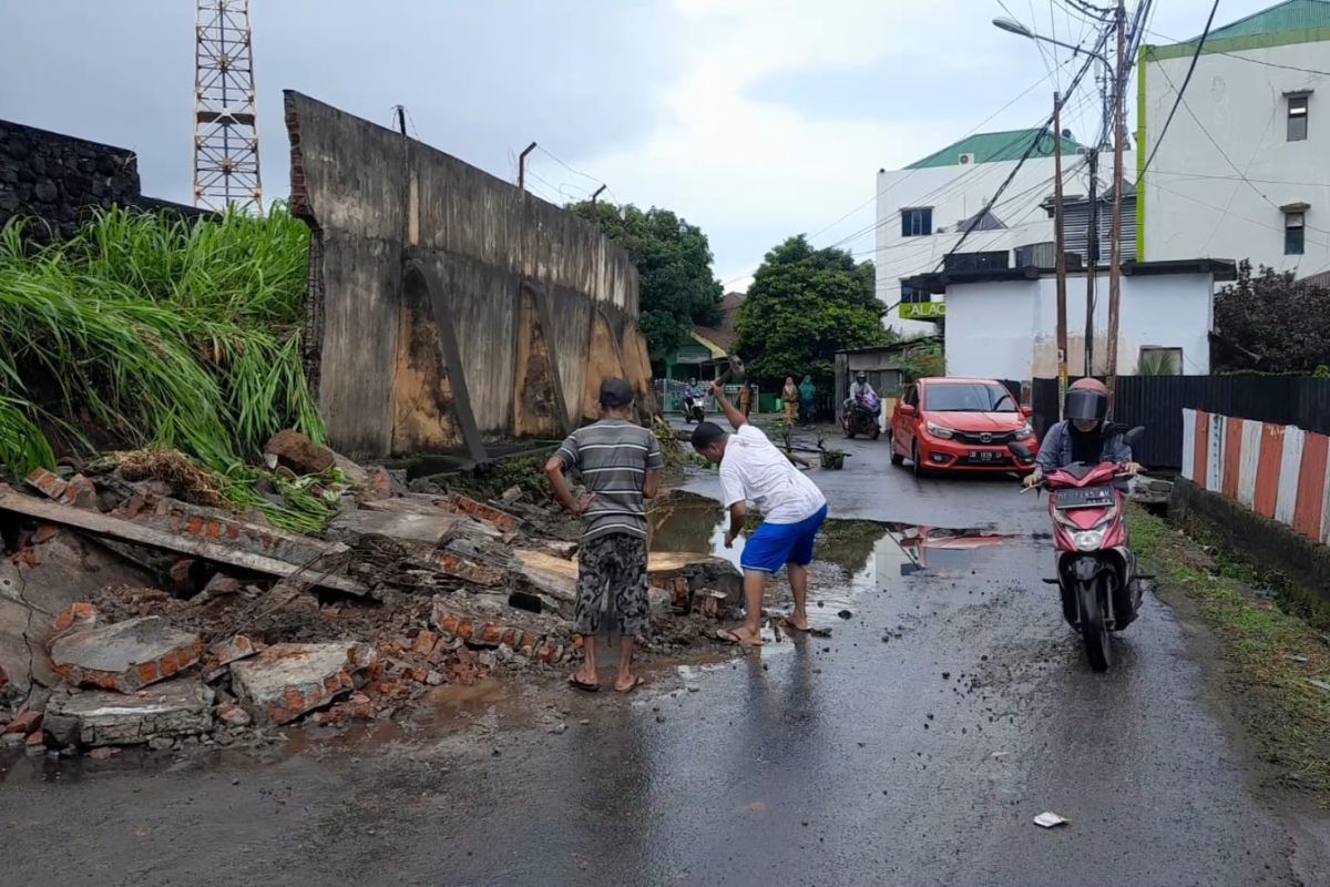 Dinding tembok Stadion Kie Raha Ternate  ambruk