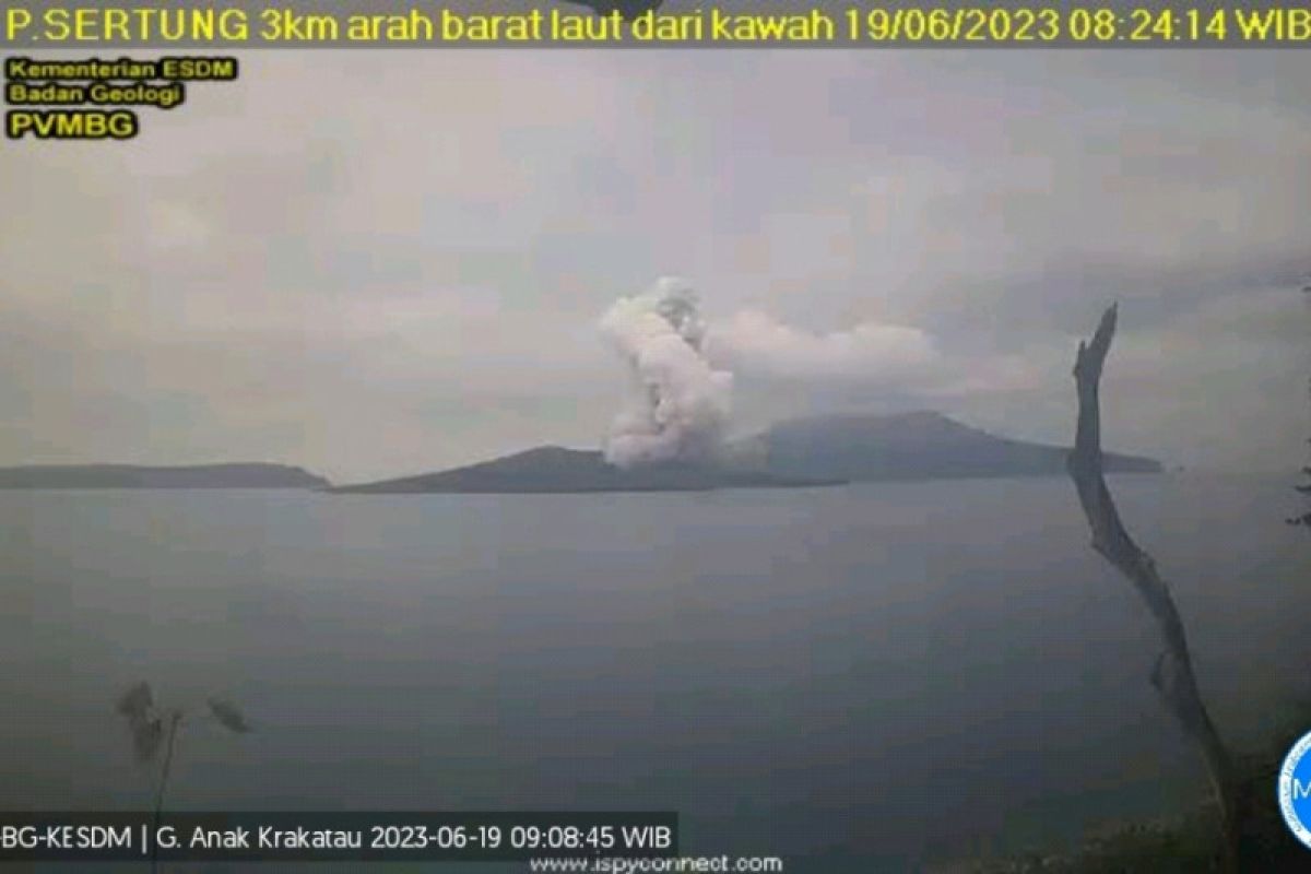 Gunung Anak Krakatau kembali erupsi dengan kolom abu setinggi 1,5 kilometer ke arah tenggara