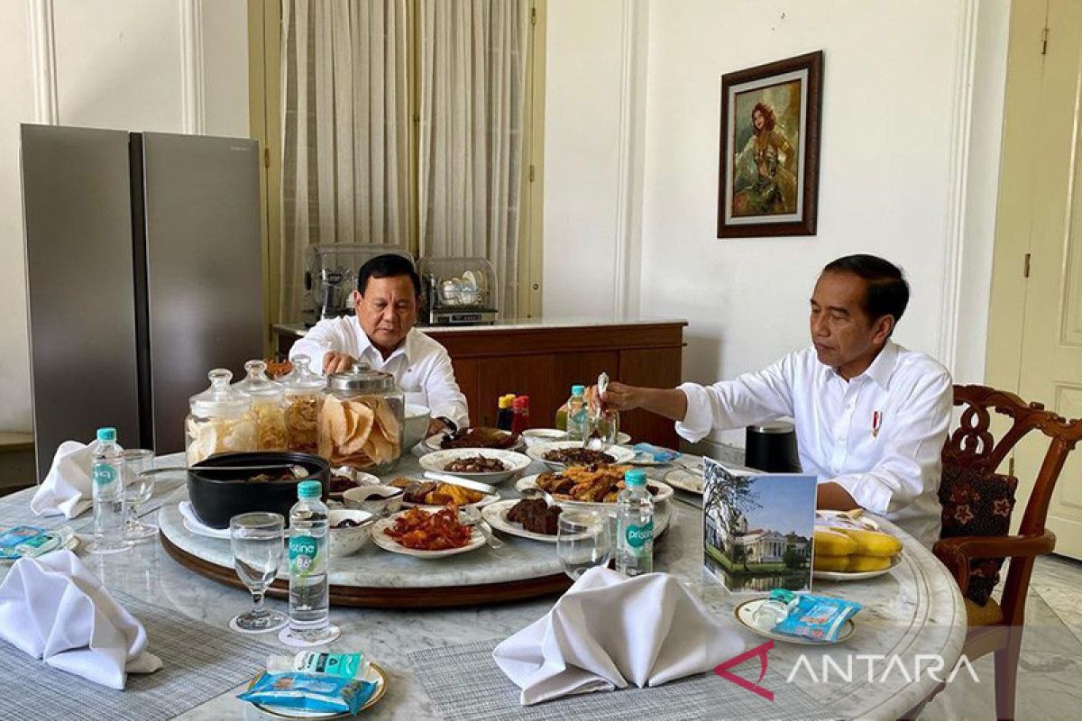 Jokowi bertemu dengan Prabowo di istana kepresidenan