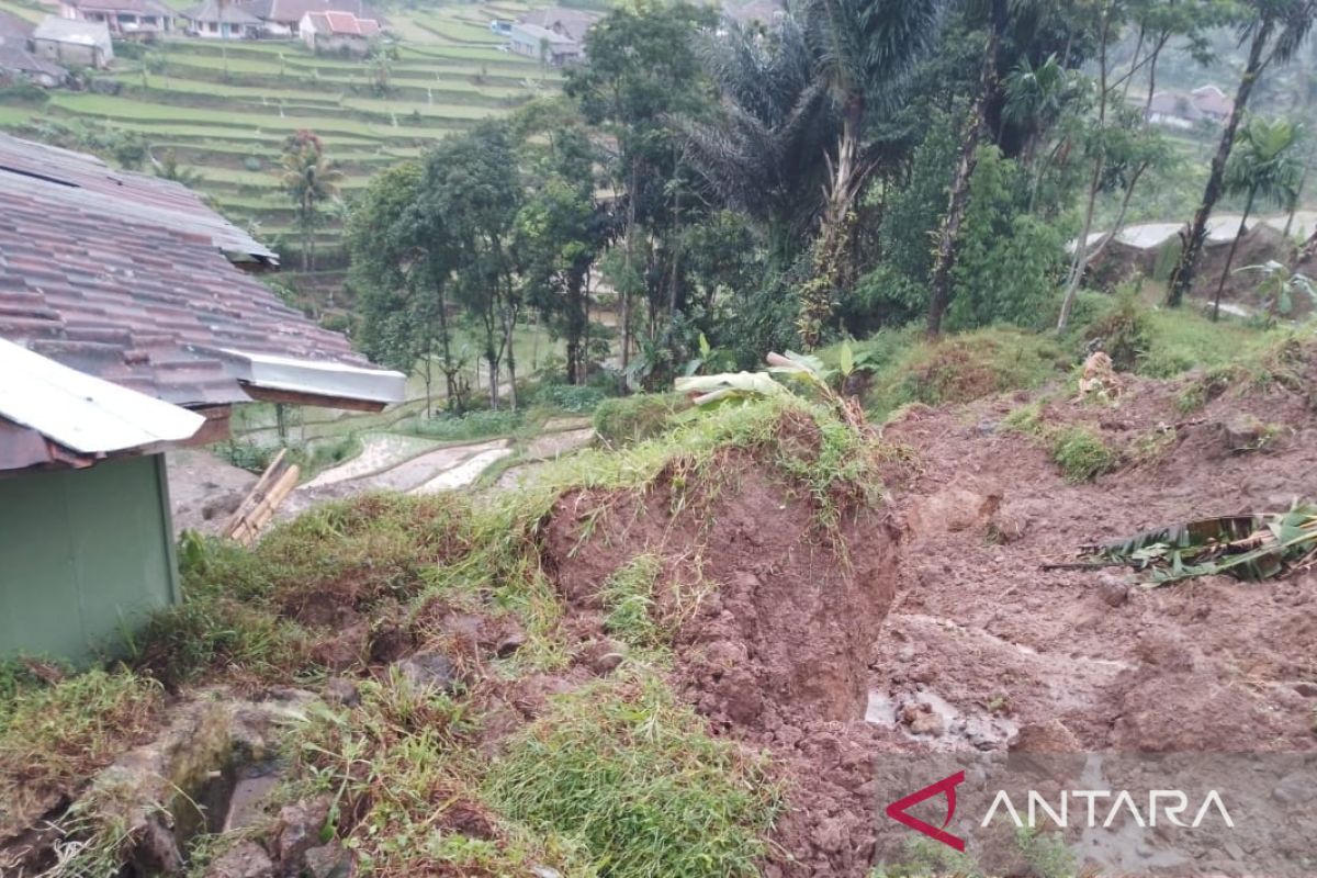 Longsor landa dua desa di Cianjur lima rumah rusak berat