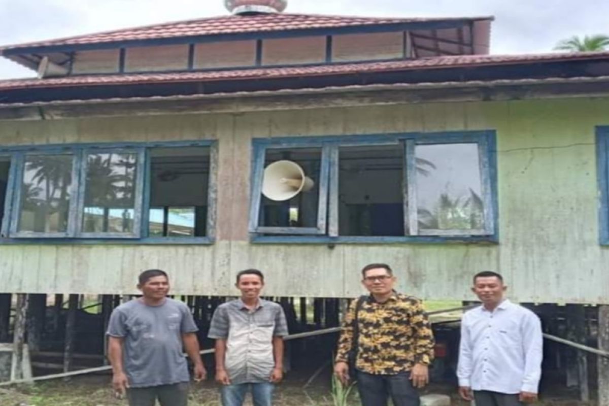 Anggota DPRD Kotabaru kunjungi Masjid tertua Desa Tanjung Selayar