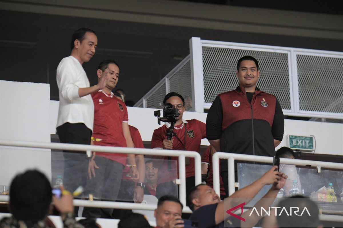 Menpora mendampingi Presiden Jokowi nonton Indonesia lawan Argentina