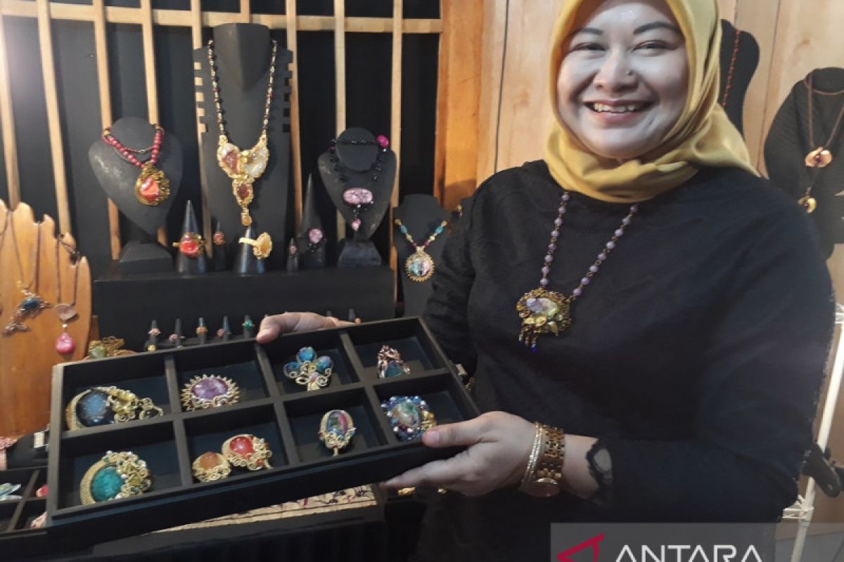 Kerajinan batu perhiasan asal Pacitan menembus pasar luar negeri