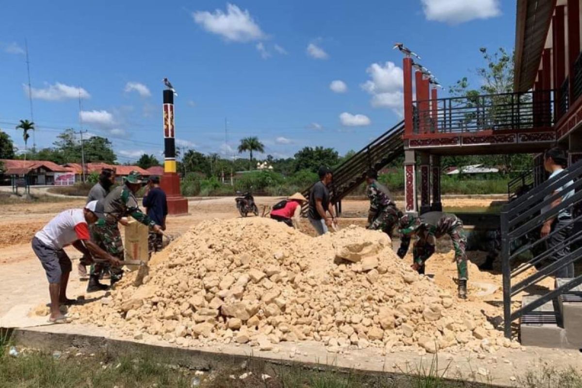 TNI dan masyarakat gotong royong bersihkan rumah adat di Kalbar