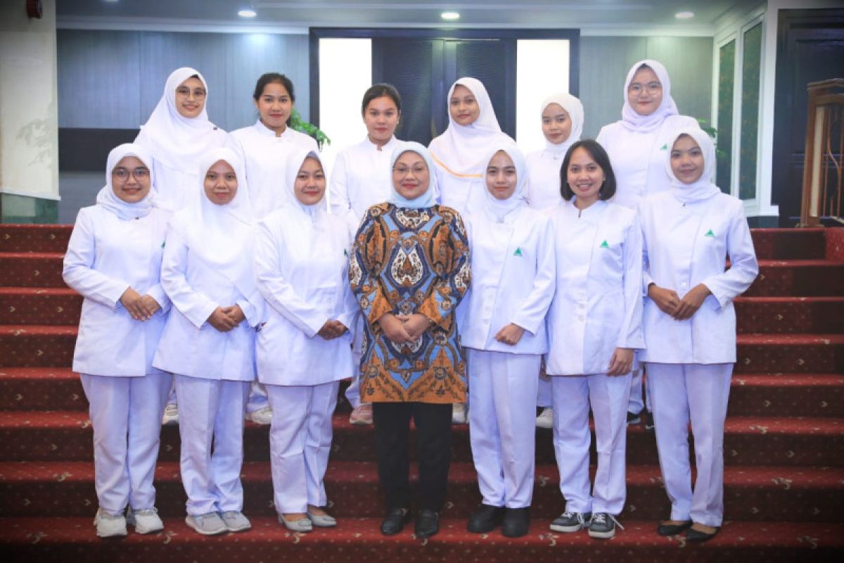 Minister sends off 21 nurses to work in Singapore under P-to-P scheme