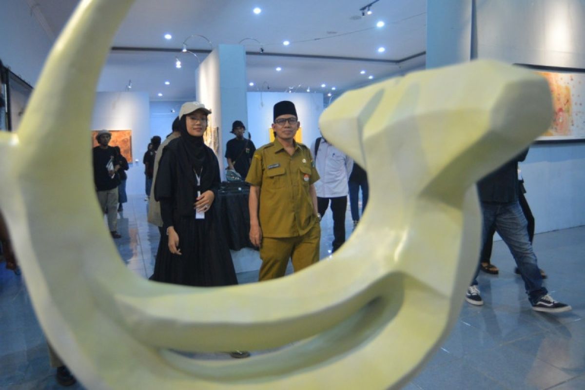 Taman Budaya Sumbar Buka Pameran Wonderland Adiwarna Nusantara