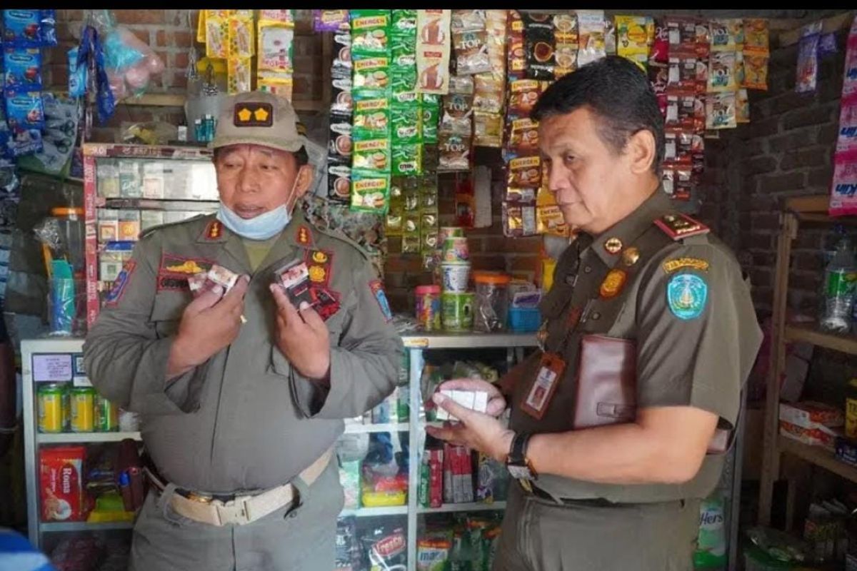 Satpol dan KPPBC temukan rokok ilegal saat razia warung di Ponorogo