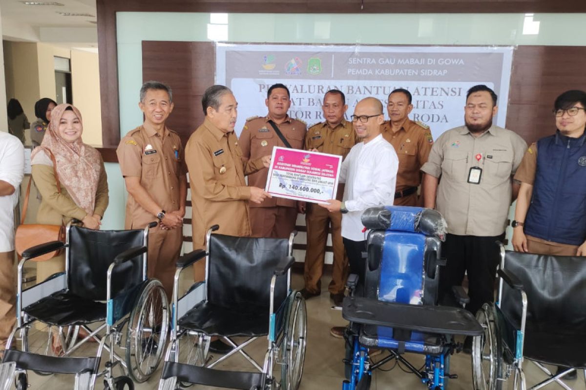 Kemensos salurkan bantuan disabilitas-lansia di Sidrap Rp140,6 juta