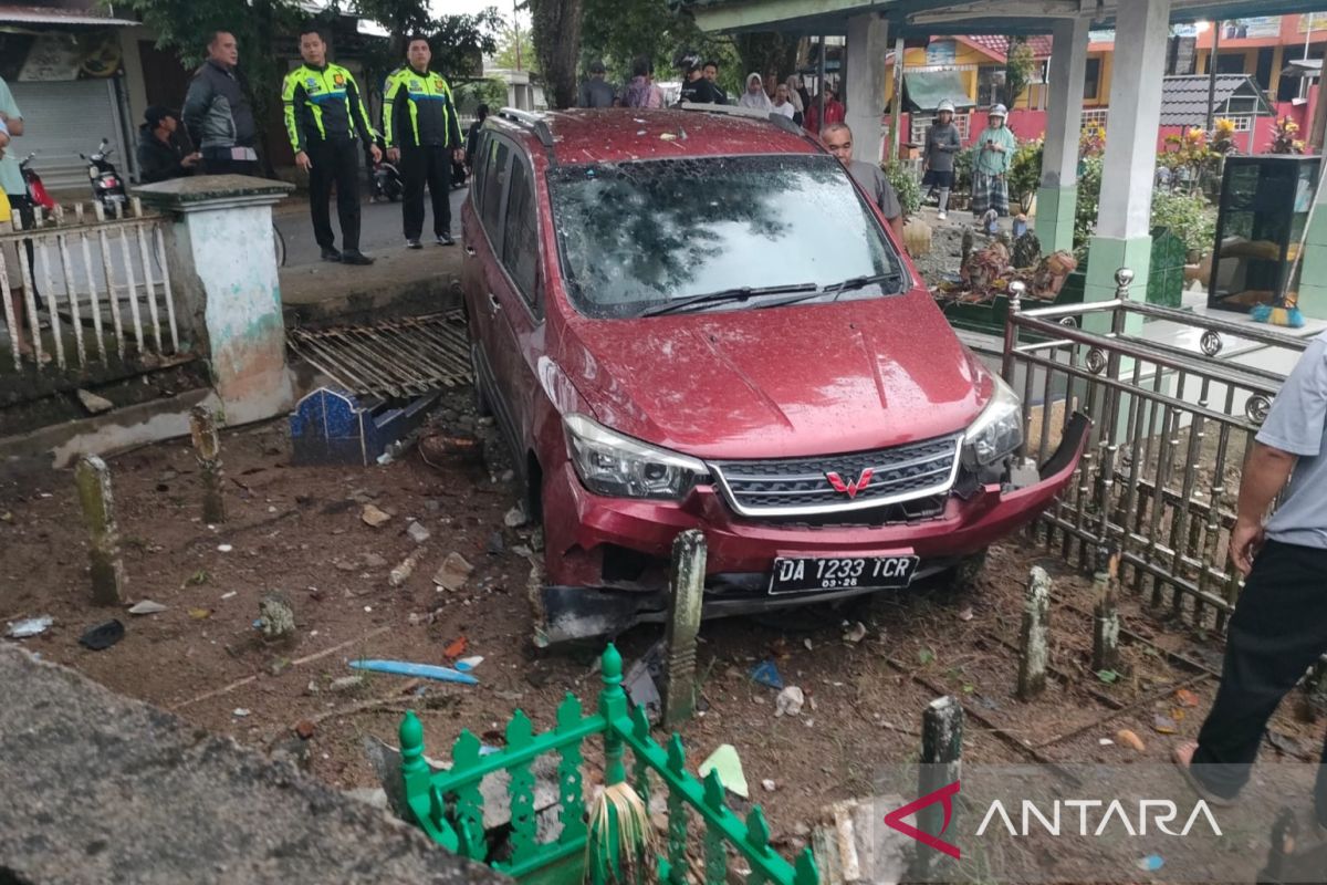 Diduga sopir mengantuk, Mobil Wuling tabrak kuburan di Barabai