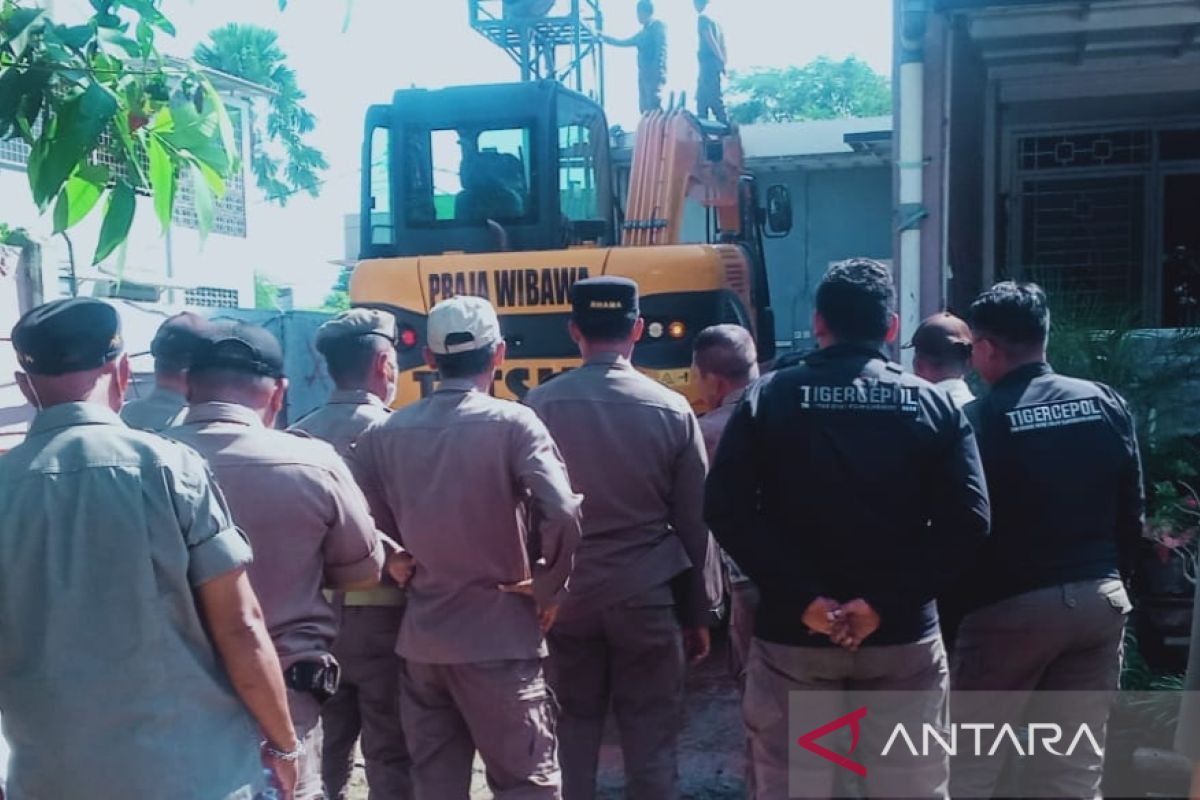Satpol PP Bogor tertibkan bangunan garasi pribadi berdiri di tanah fasum