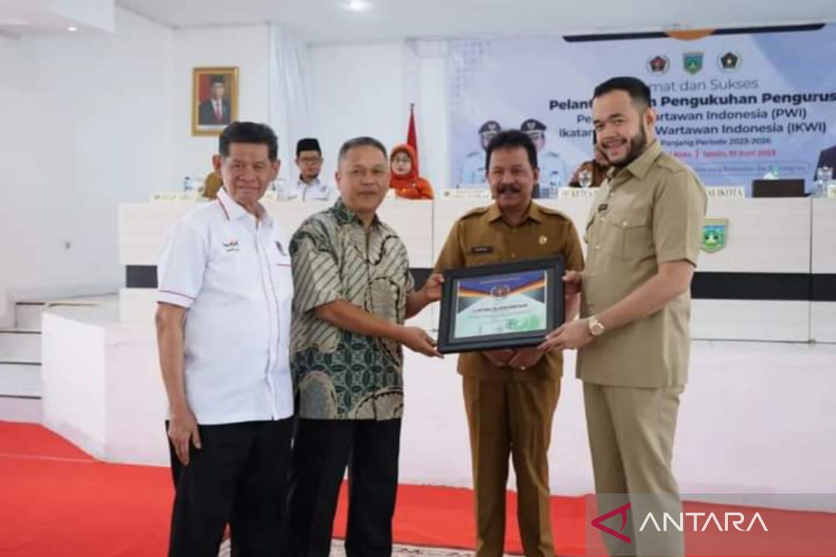 Didampingi Wako Fadly Amran, Ketua PWI Padang Panjang dilantik Ketua PWI Sumbar