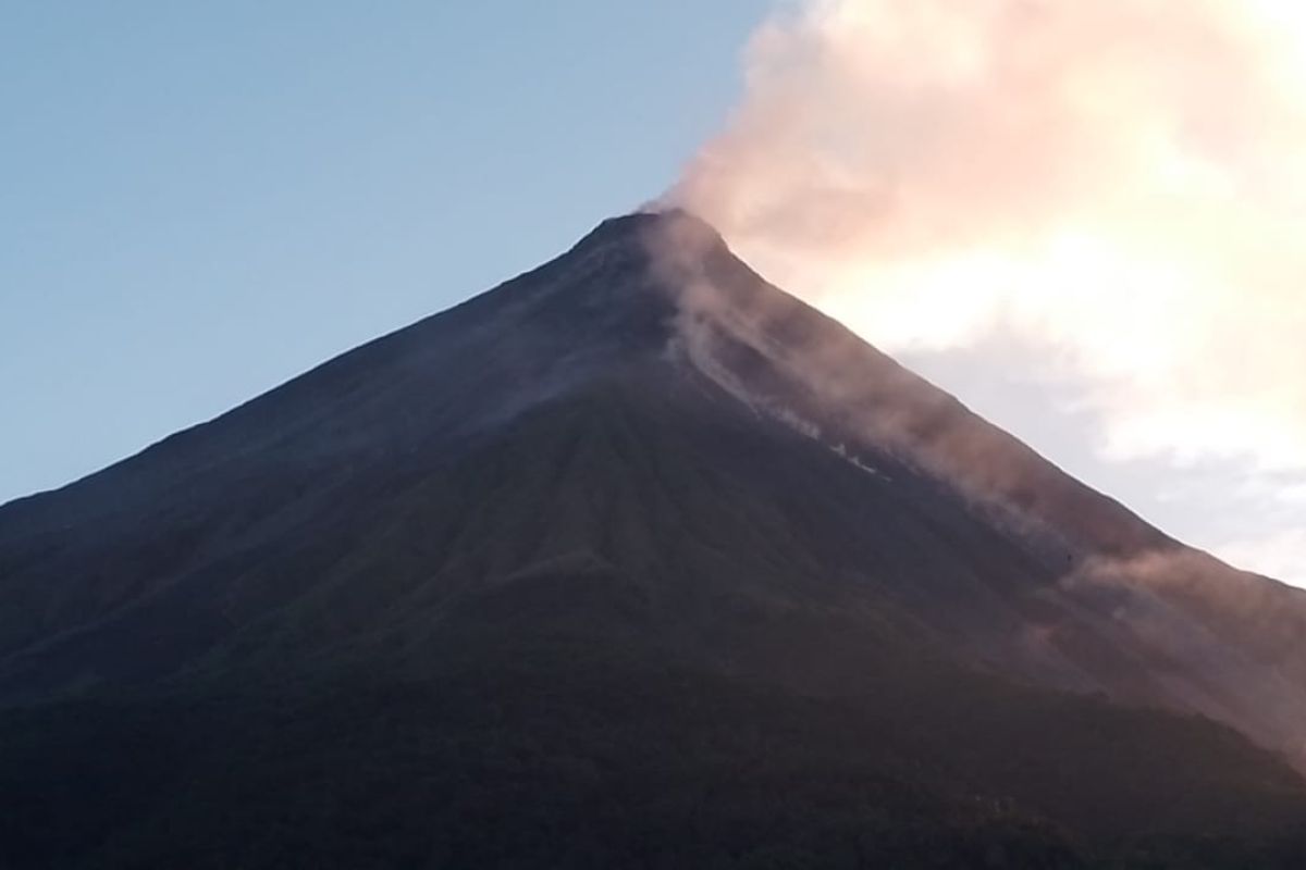 Warga diharap waspadai luncuran material vulkanik Karangetang saat terjadi hujan