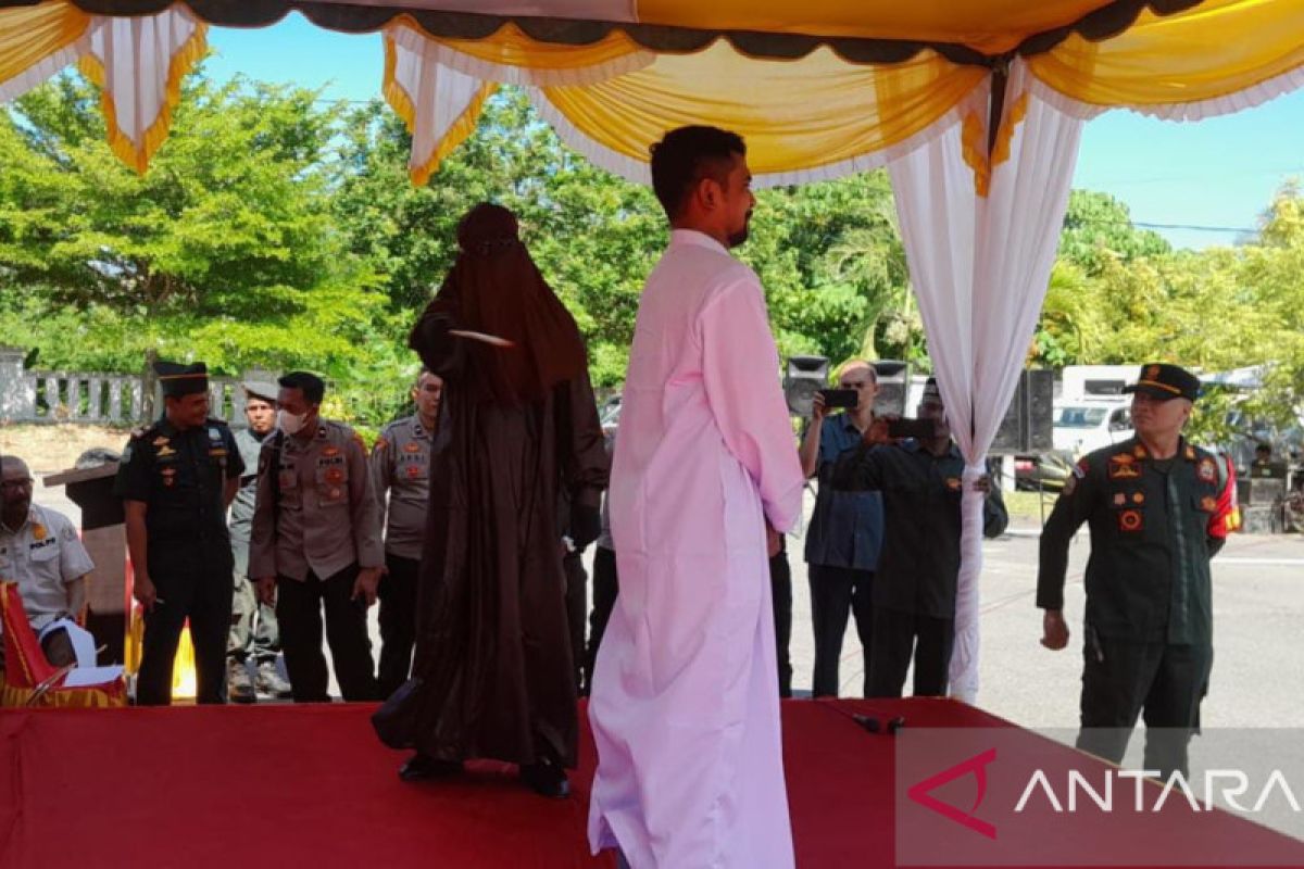 Enam terpidana pelanggaran syariat Islam di Aceh dieksekusi cambuk