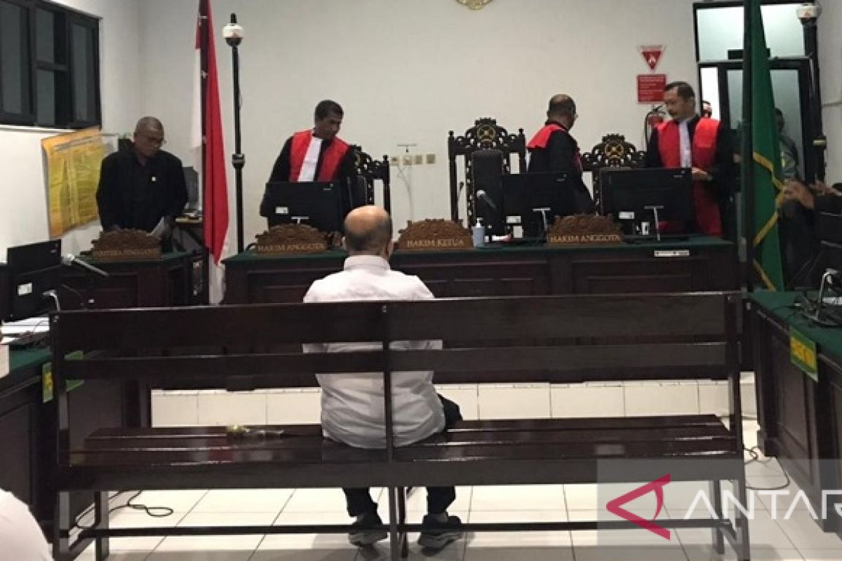 Hakim Tipikor Ambon mengadili terdakwa suap pada mantan Bupati Buru Selatan