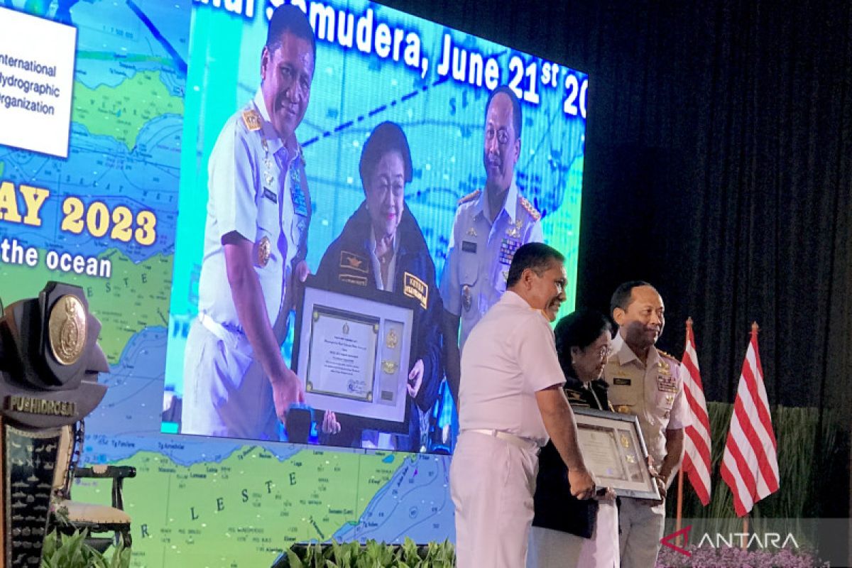 Megawati terima brevet kehormatan dari Pusat Hidro-Oseanografi TNI AL