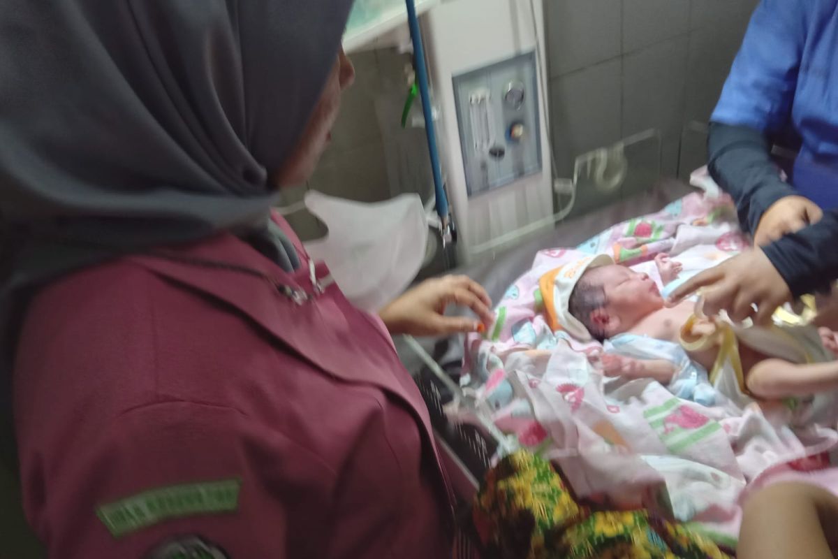 Penemuan bayi laki-laki di rumah warga Mekar Sari Bajubang