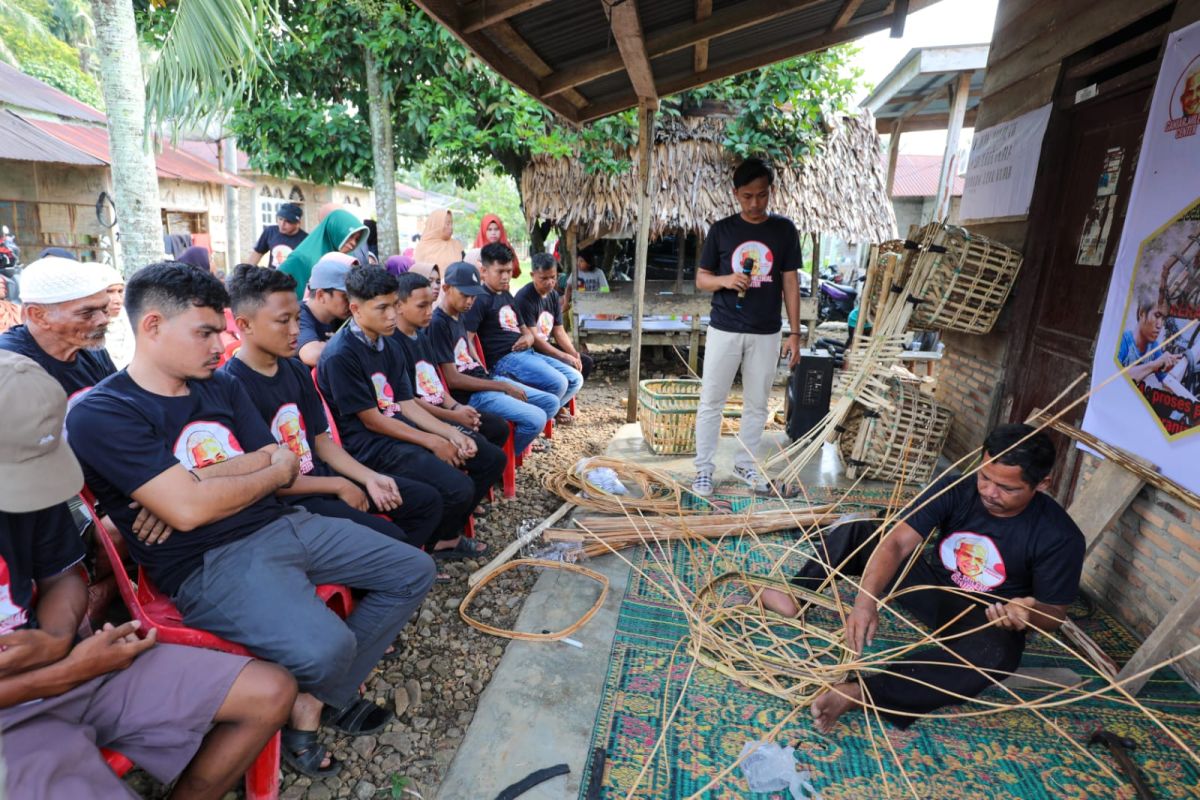 Ganjar Milenial latih petani buat keranjang kelapa sawit di Sumut