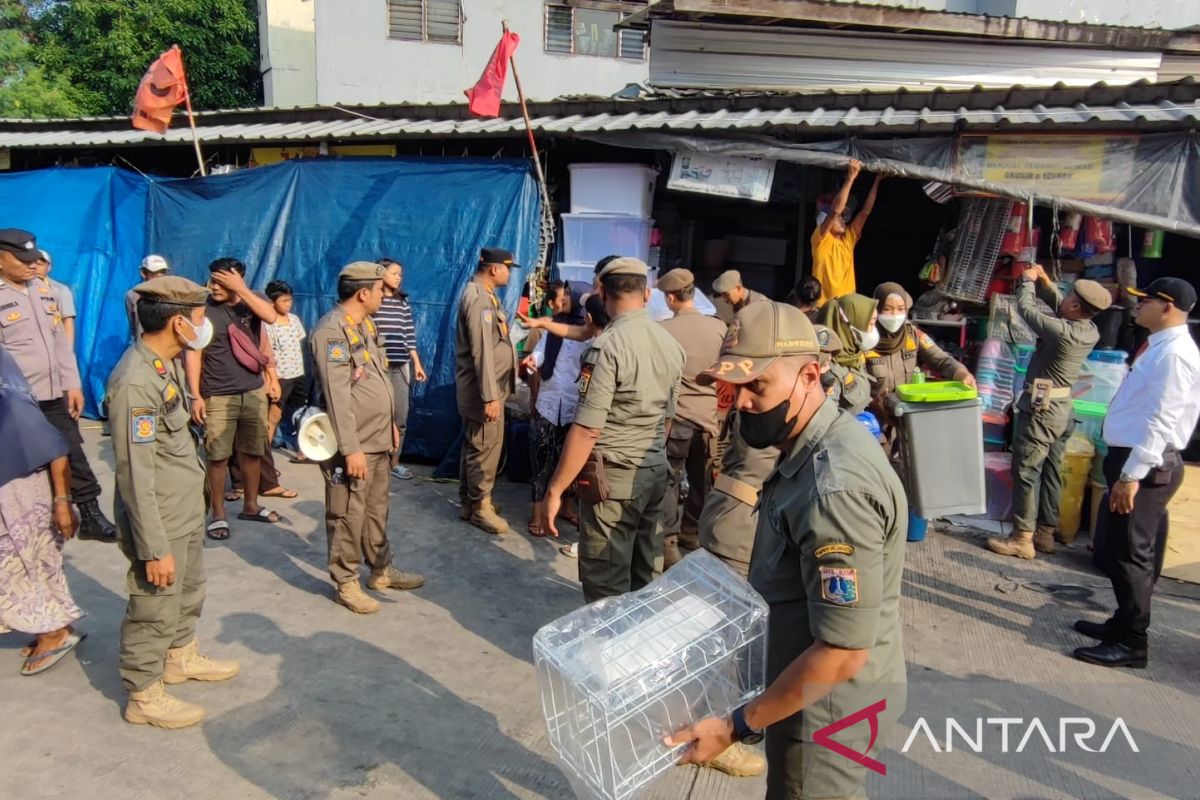 Pemkot Jaktim tertibkan PKL di Jatinegara