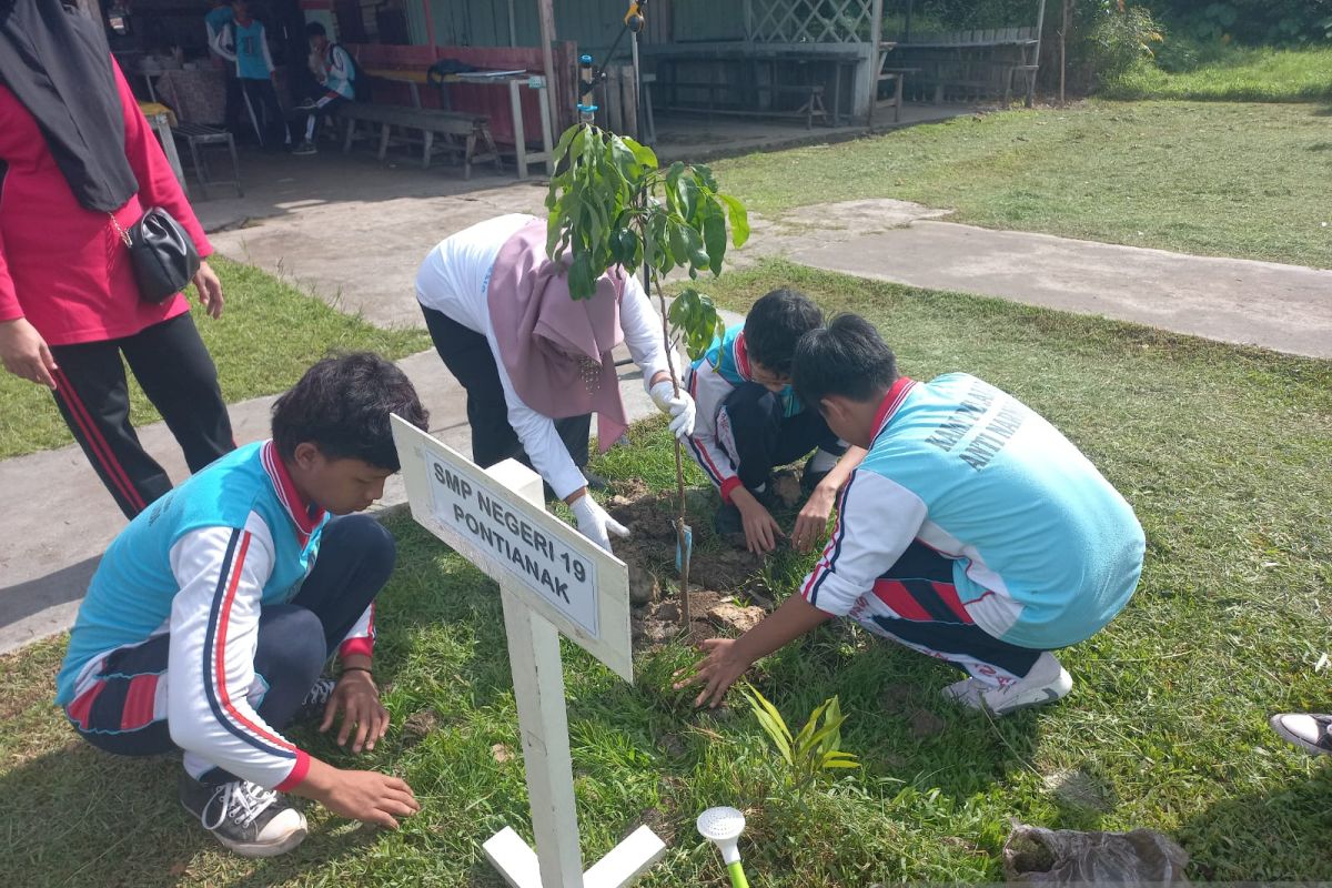 Pelindo ikut berperan hijaukan sekolah di Kota Pontianak
