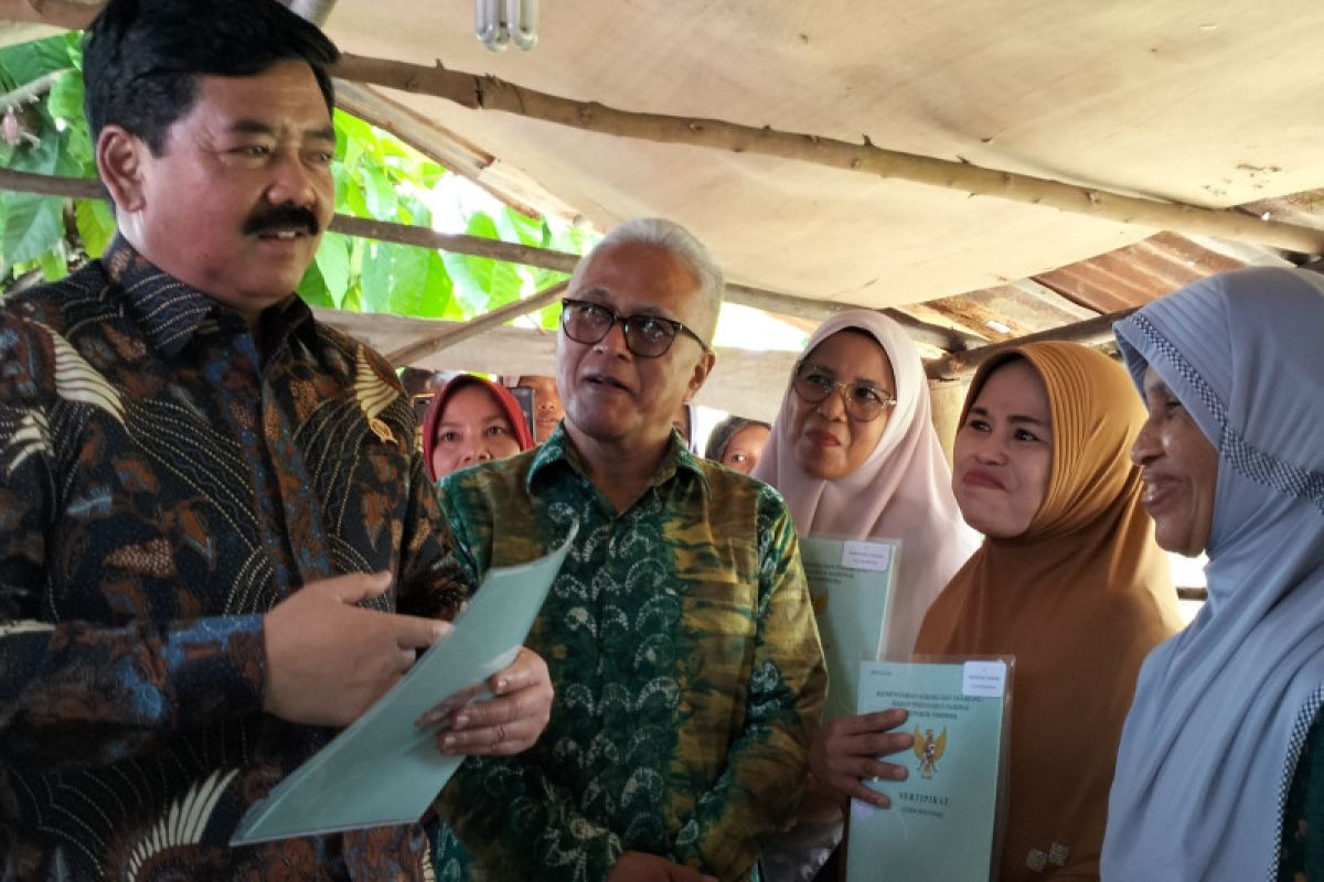 Minister Tjahjanto distributes land certificates in West Sumatra