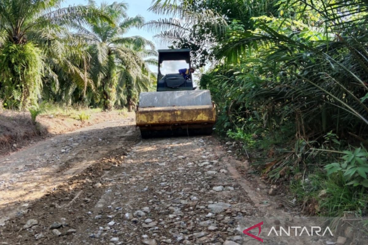 PUPR Kotabaru lakukan pemeliharaan jalan Desa Sangsang