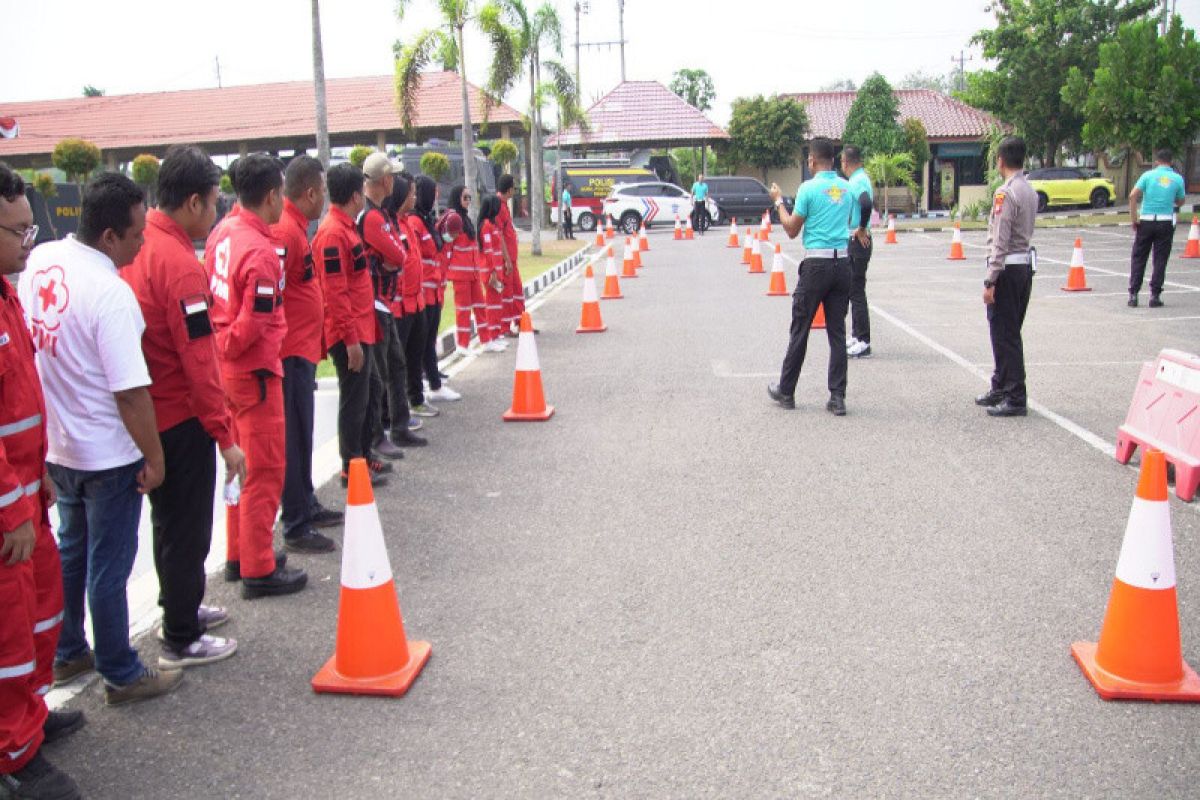 Polres Kulon Progo melatih keselamatan mengemudi sopir ambulan PMI