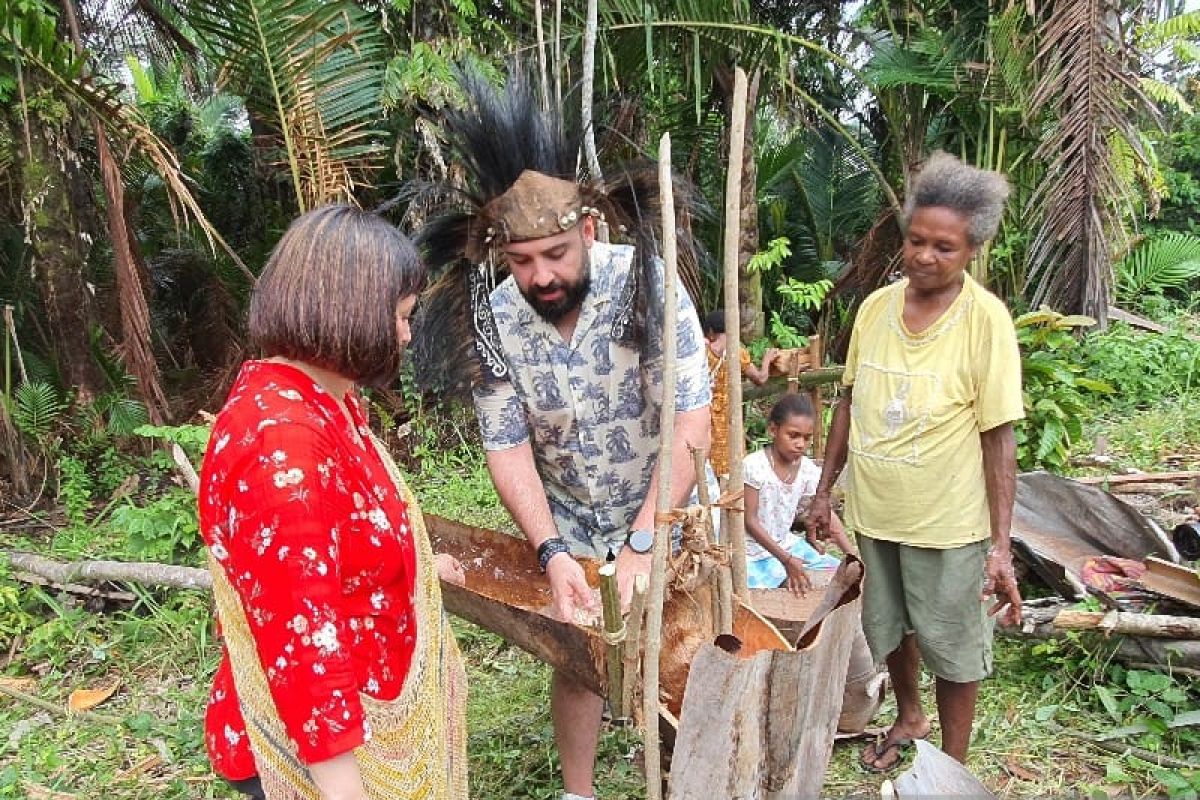 Qatari chef visits Papua to observe sago making