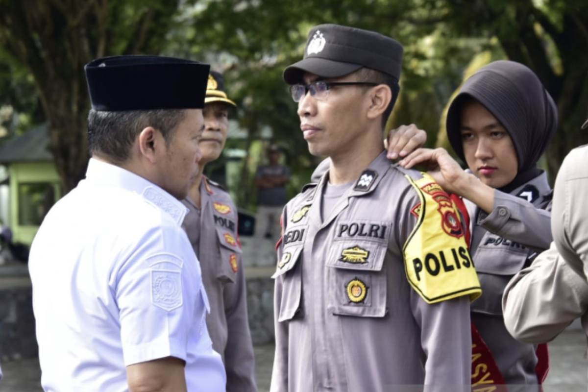 Gubernur Gorontalo imbau para bupati bentuk Satkamling dusun