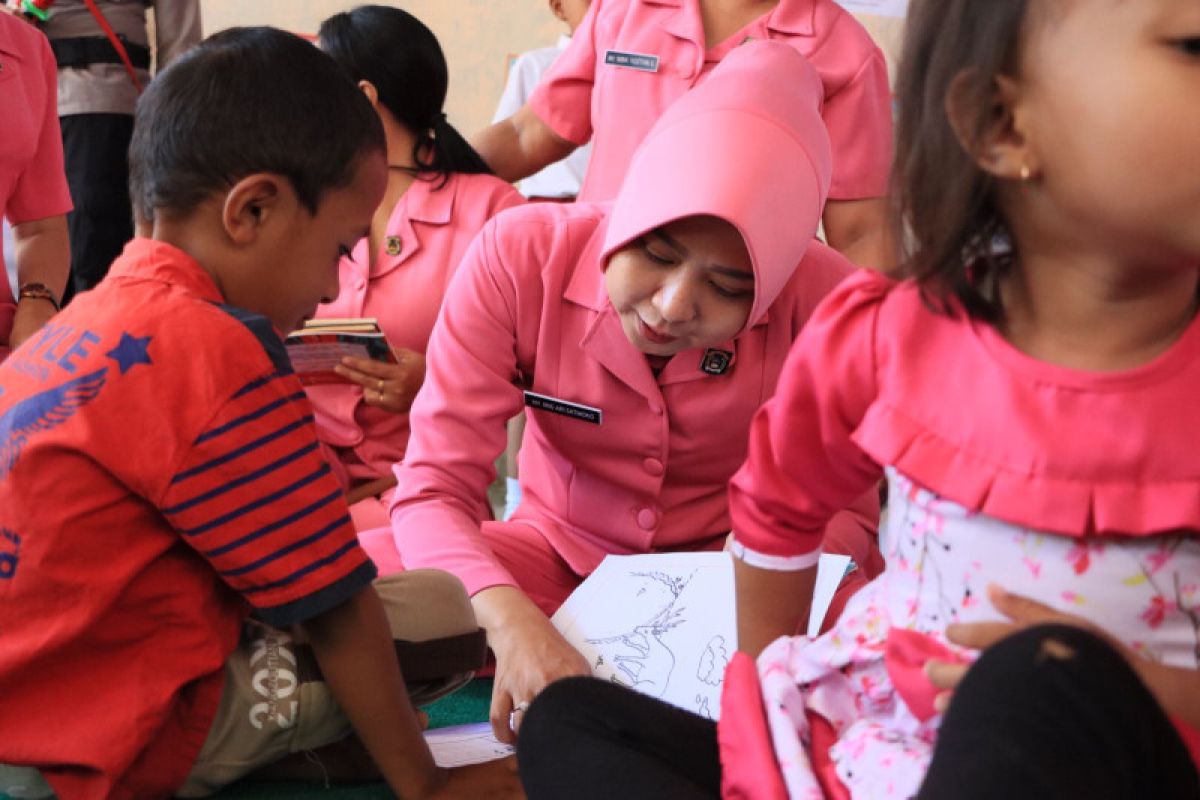 Polres Manggarai Barat edukasi kebiasaan membaca lewat taman baca