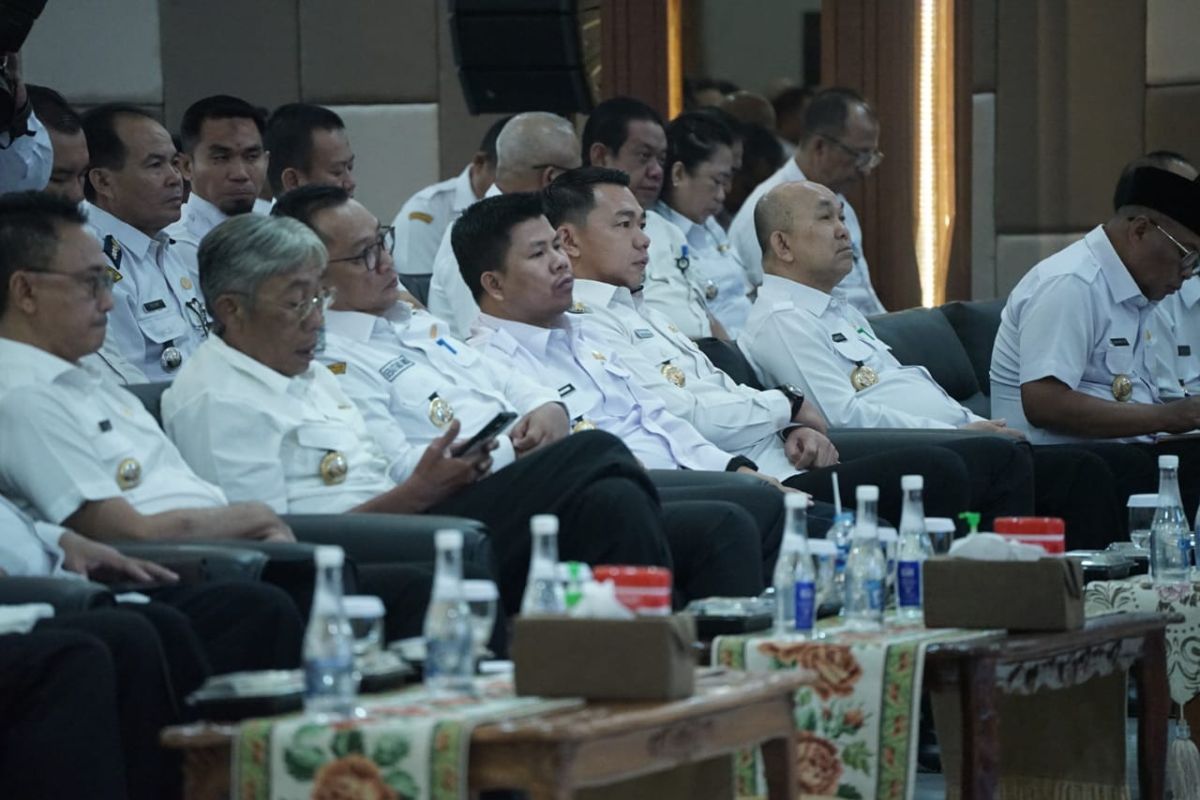 Bupati Sambas, Satono menghadiri rapat kerja bersma Gubernur Kalbar