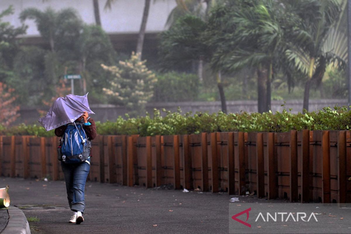 Waspadai hujan disertai angin kencang di sebagian wilayah DKI Jakarta