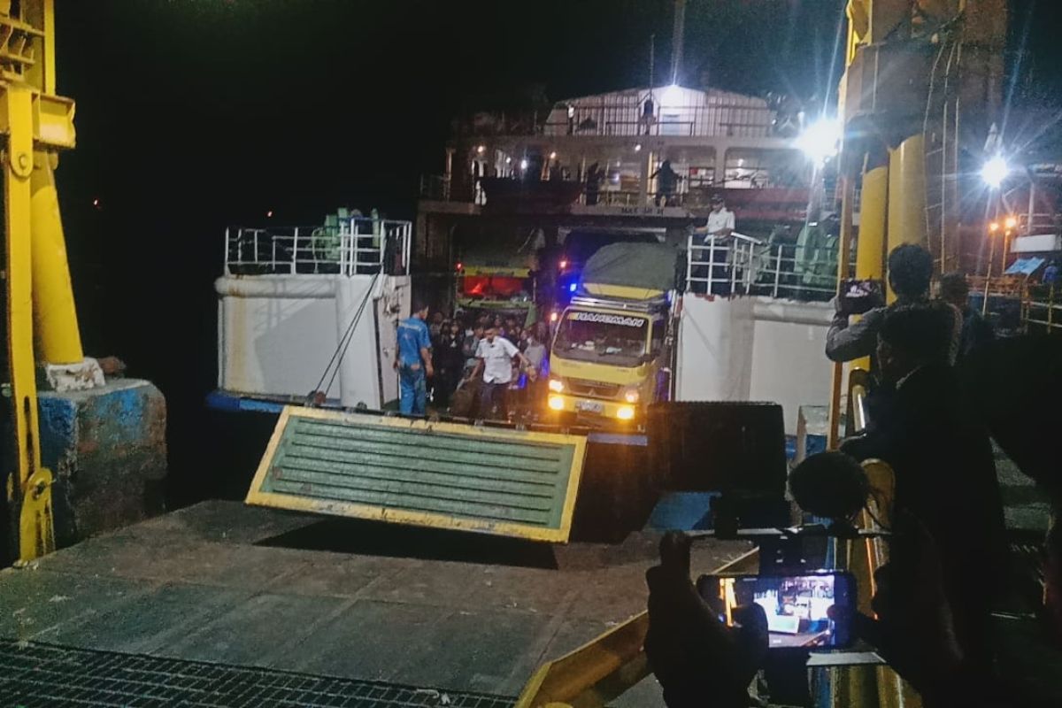 Basarnas Bali evakuasi kapal kandas di Pelabuhan Padangbai