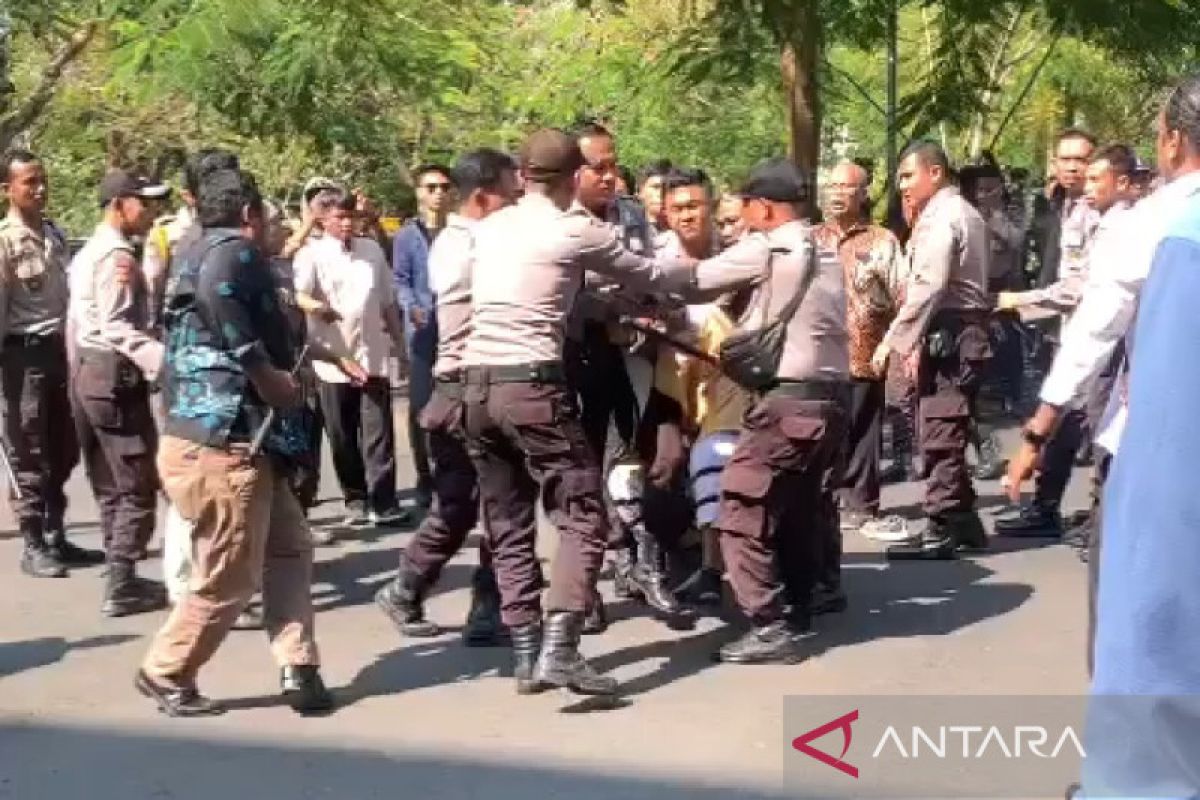 Polisi selidiki aksi satpam dan pegawai Unram aniaya demonstran